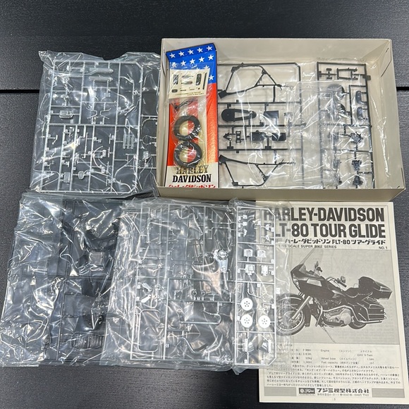 Harley-Davidson FLT-80 Vintage Motorcycle Model Kit - Picture 2 of 9